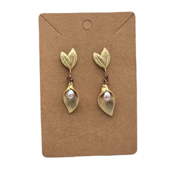 Calla Lily Faux Pearl Drop Gold Earrings Vintage Style Floral Dangle - Picture 6 of 6